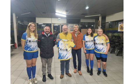 Remise du jeu de maillots des seniors féminine offert par notre sponsors KparK